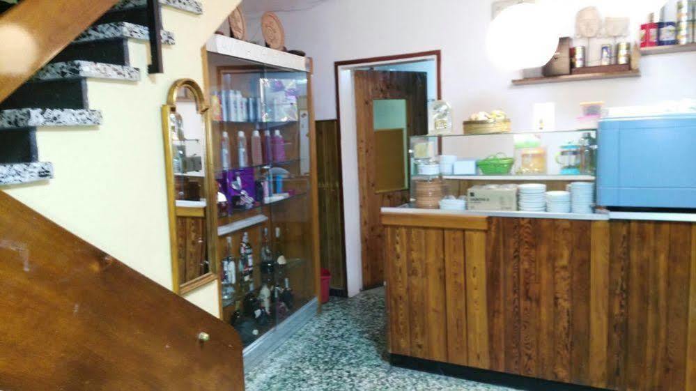 Hostal Creus 로지즈 외부 사진